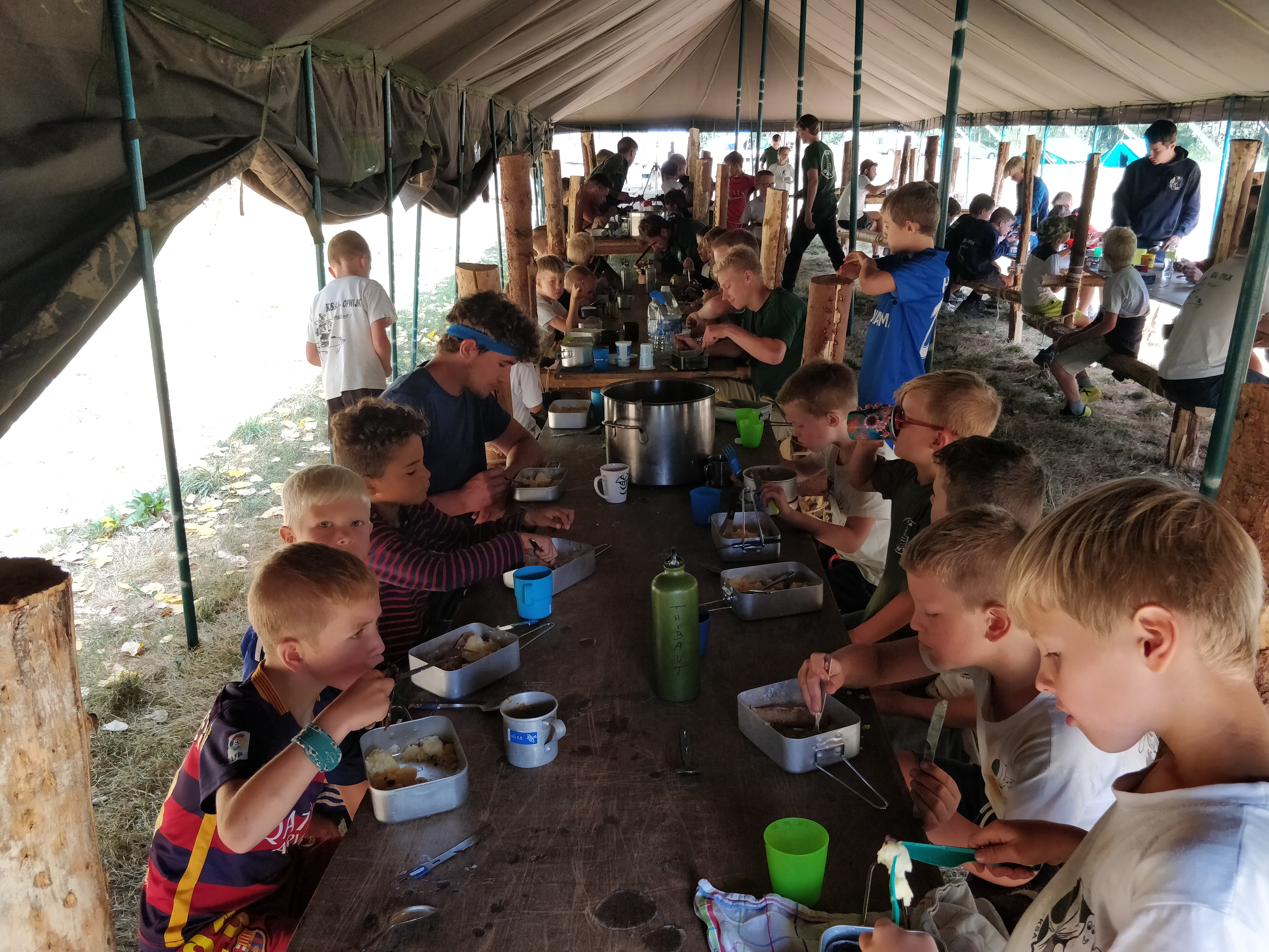 Een lekkere maaltijd op kamp